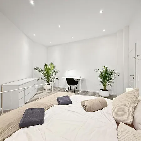 Premium Mit Balkon Und 3 Br *