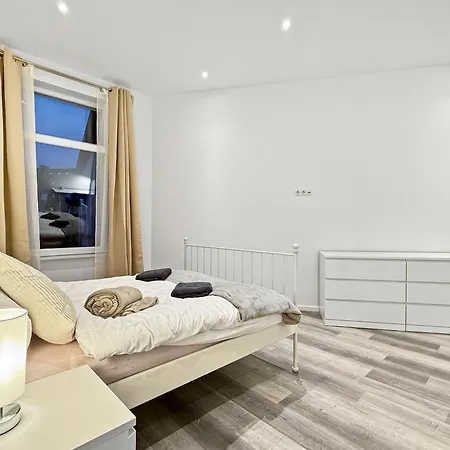 Premium Mit Balkon Und 3 Br Apartment *