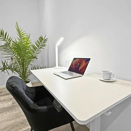 Premium Mit Balkon Und 3 Br Apartment *